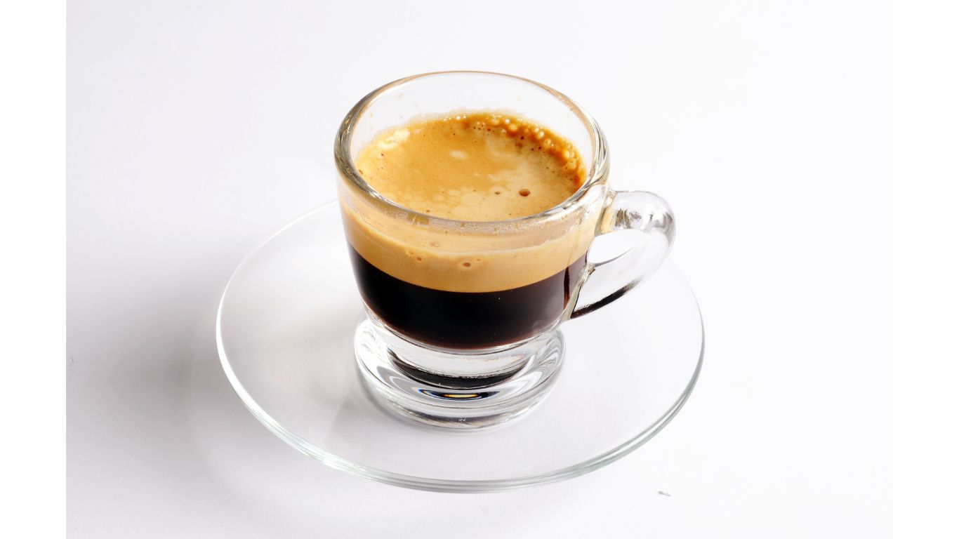 3cba6b03 1dee 4ccc a86e 1e2478494968 قهوه اسپرسو، یکی از محبوب‌ترین و خوشمزه‌ترین نوشیدنی‌های جهان، نه تنها یک نوشیدنی محلی در کشورهای ایتالیا است بلکه به یک ابزار هنری و علمی تبدیل شده است. این مقاله به بررسی تاریخچه قهوه اسپرسو، فرآیند تهیه، استانداردها و ترکیبات مثال‌زدنی این نوشیدنی می‌پردازد.