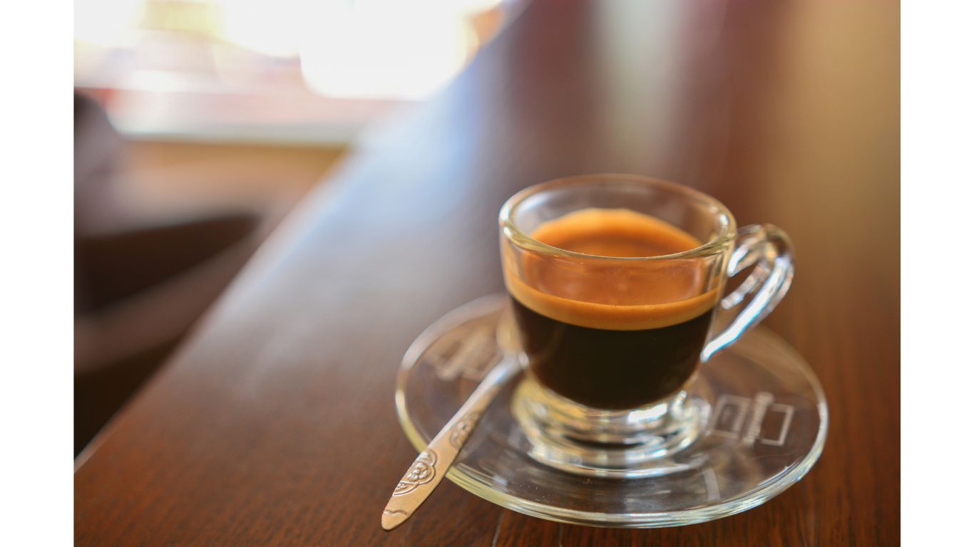 a4deefae c65d 4fbe 963c 8a1043e9d633 قهوه اسپرسو، یکی از محبوب‌ترین و خوشمزه‌ترین نوشیدنی‌های جهان، نه تنها یک نوشیدنی محلی در کشورهای ایتالیا است بلکه به یک ابزار هنری و علمی تبدیل شده است. این مقاله به بررسی تاریخچه قهوه اسپرسو، فرآیند تهیه، استانداردها و ترکیبات مثال‌زدنی این نوشیدنی می‌پردازد.